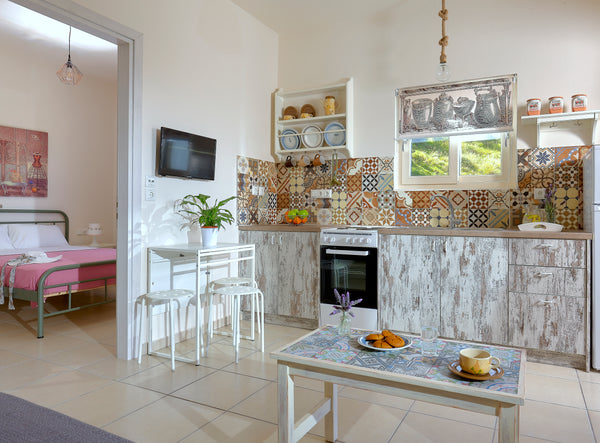 A comfortable, fully equipped vintage style apartment located in the most privat Heraklion, Greece Cozy vintage style sea view apartment /shared pool Entire rental unit vacation rental 23264780