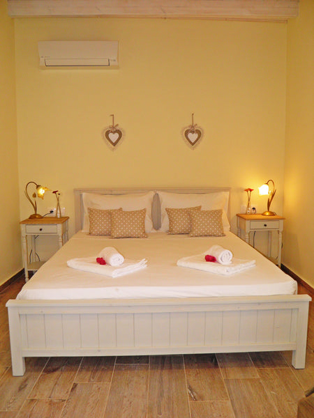 Alpha Stegna Sun offers a stylish 1bedroom apartment,near the beach.<br /><br /> Athens, Greece 50m from STEGNA Beach - KING Bed + Kitchen (Avoca) Private room in guesthouse vacation rental 6642937