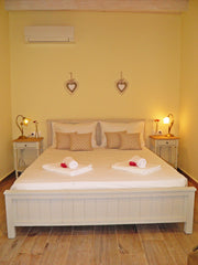 Alpha Stegna Sun offers a stylish 1bedroom apartment,near the beach.<br /><br /> Athens, Greece 50m from STEGNA Beach - KING Bed + Kitchen (Avoca) Private room in guesthouse vacation rental 6642937