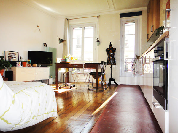 Lumineux 2 pièces avec parquet et moulures. Salon avec cuisine ouverte équipée e Paris, France lovely typically Parisian apartment Entire rental unit vacation rental 6737490