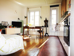 Lumineux 2 pièces avec parquet et moulures. Salon avec cuisine ouverte équipée e Paris, France lovely typically Parisian apartment Entire rental unit vacation rental 6737490