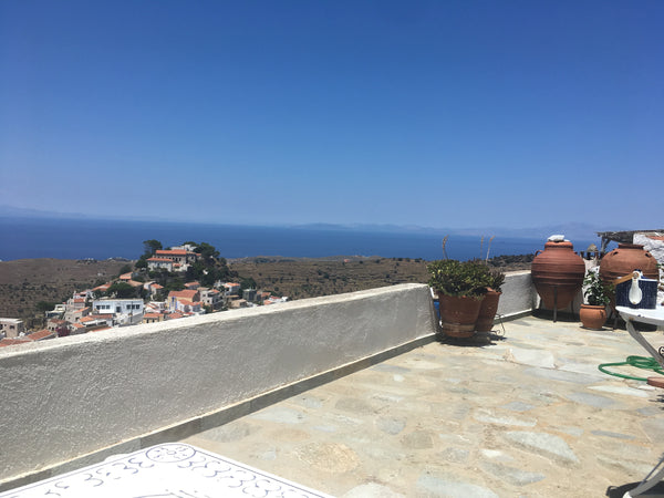 Petite maison de village pleine de charme avec vue magnifique à 180° sur la mer  Paris, France Maison de village des Cyclades  vue somptueuse Entire home vacation rental 3448364