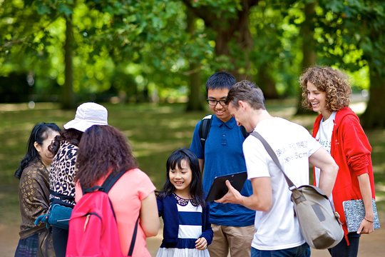 Classic London micro walking half day tour [Group tour]: Buckingham Palace  Royal Park  Big Ben  Downing Street  London Guided Tour: 55 degrees north latitude  Private Tours-and-Travel-Guide-Europe-London-CITY-London-Destination-Tour