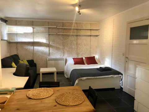 Agréable studio équipé du nécessaire pour un séjour confortable, situé au rez-de  Studio avec petite cour privée Entire rental unit vacation rental 6805719