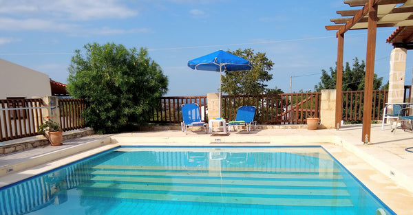 Dolphin is a 2-bed villa with a private pool, located in a wonderful location fo Dummer, United Kingdom Private pool, lovely views, easy walk to village Entire villa vacation rental 28954024