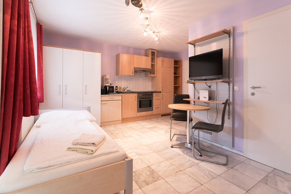 Quiet little apartment for two people with paid parking (reservation needed) and Vienna, Austria Studio L8 for 2 with optional parking and garden Entire rental unit vacation rental 22366143