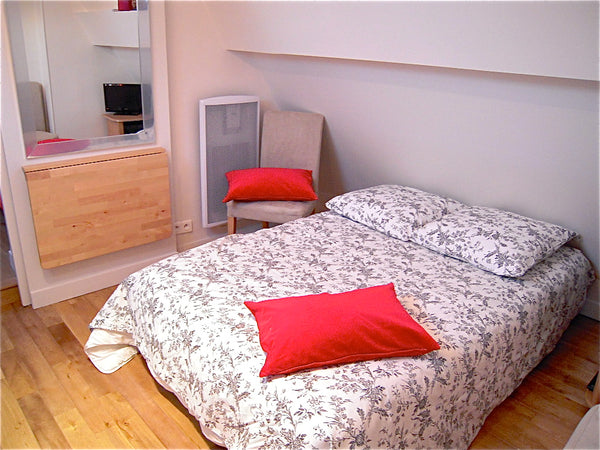 This apartment is located on the Quai de Bourbon right on the Seine River on the  Beautiful apartment on Saint Louis Entire rental unit vacation rental 886807