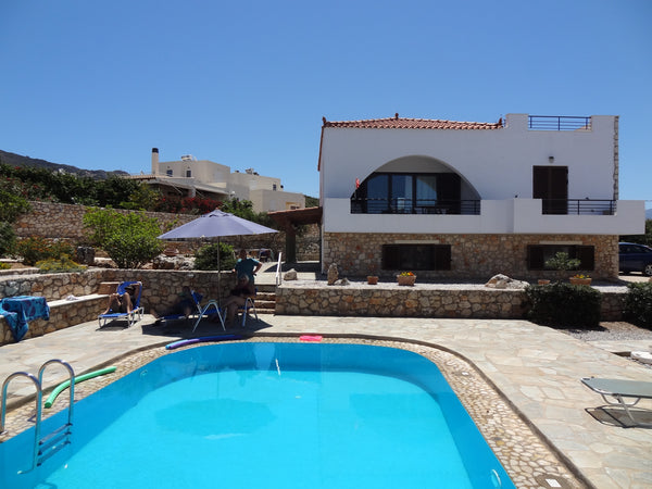 Forget your worries in this spacious and serene space. Enjoy peace and tranqui;i  1-bedroom spacious flat in a fantastic location. Entire guesthouse vacation rental 578012182621563986