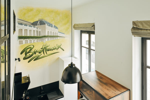 Bel appartement rénové de 35 m2, son coin séjour/cuisine est idéal pour échanger Lyon, France MakeMyDay B - T2, esprit loft rénové , 6ème - Entire rental unit vacation rental 50427025