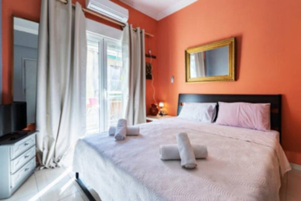 A cute modern flat, located in Ampelokipoi, a real Athenian neighborhood, the pe Athens, Greece Lovely two bedroom apt in Ampelokipoi Entire rental unit vacation rental 52888016