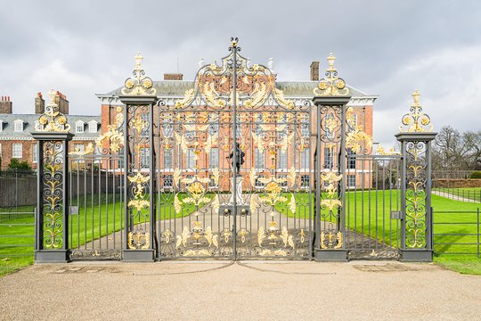 On the steps of princess Diana: private and family tour.  Private Tours and Travel Guide Europe London CITY London Destination Tour