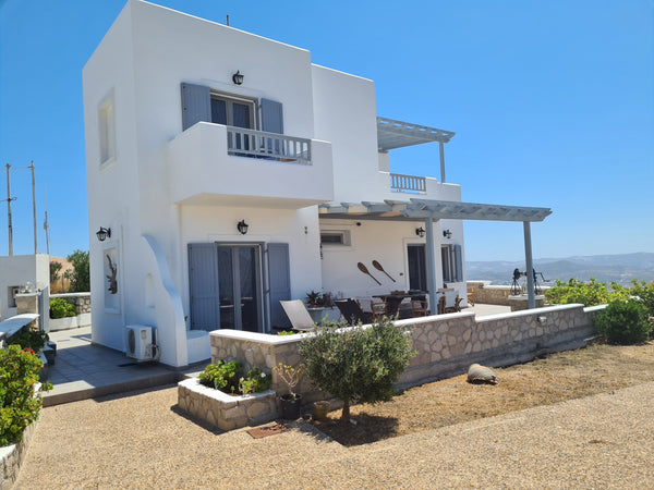 Milos Sun Villa is a two-storey home consisting of 3 bedrooms, 3 bathrooms, a le Greece MILOS SUN VILA, 3 BEDROOMS WITH SEA VIEW Cycladic home vacation rental 3634589