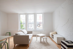 Prachtig open nieuw gerenoveerd 2-slaapkamer appartement in historisch pand vlak  1VD Prachtig nieuw 2 slkmr app op bel-etage Entire condo vacation rental 678768079116225804
