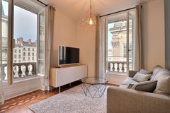 T2 haut de gamme en plein coeur de Lyon avec VUE sur la Place des TERREAUX ! Idé France Logement lumineux tout équipé avec vue dégagée Entire rental unit vacation rental 49124268