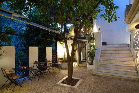 A small 25 sq m. studio located on the ground floor in the courtyard/garden.<br  Athens, Greece Honeysukle🪴Garden Delight Athens♥WiFi|Laundry Entire serviced apartment vacation rental 45918622