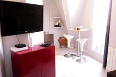 Cosy and quiet apartment very well located, only 5 min walk from the Champs Elys Paris, France Charmant 2 pièces à deux pas des Champs Elysées Entire rental unit vacation rental 19434766