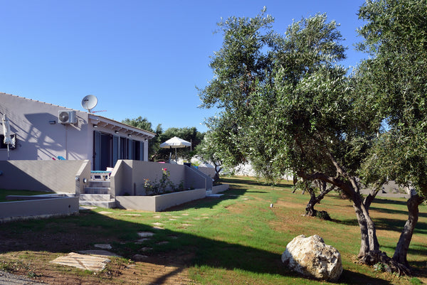 Kostantinos apartment (Alexandra's garden house) is a cozy 50sq. m. apartment lo Rethimnon, Greece Cozy apartment,Full amenities,Near beach,taverns,S Entire rental unit vacation rental 574354261529781253