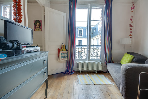 The flat is located right across Jules Joffrin. Montmartre and Flea Market of Sa  Next to Montmartre. Entire rental unit vacation rental 9624736