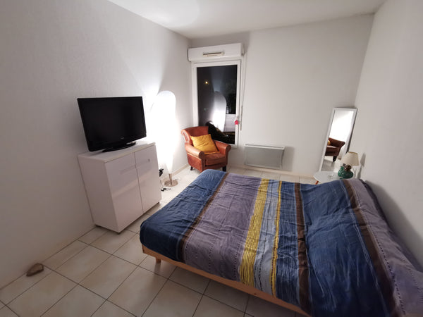 Nous vous proposons une grande chambre de 12 m2 avec et sa salle de bain privati Mérignac, France Chambre avec sdb privative Private room in rental unit vacation rental 45827952