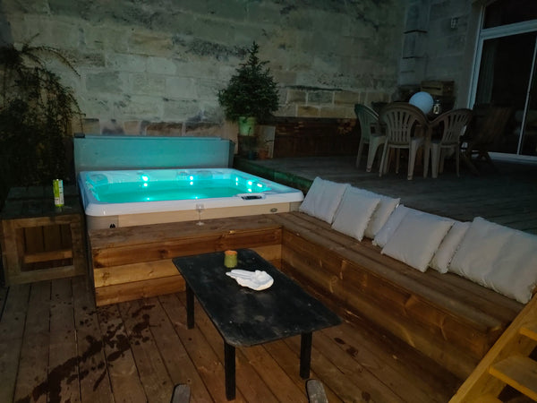 Jolie maison bourgeoise bordelaise familiale en centre ville de Bordeaux. <br /> Bordeaux, France Agréable maison centr ville avec jaccuzi extérieur Entire townhouse vacation rental 52044018