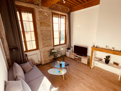 Au cœur des pentes de la Croix Rousse, cet appartement "Canut" au style Français Saint-Cyr-au-Mont-d'Or, France Appartement calme avec vue en plein centre de Lyon Entire rental unit vacation rental 656922335269003473