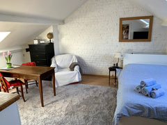 Studio cosi et lumineux avec cuisine, salle de bain, coin à dormir, wifi, tv.  S Kraainem, Belgium Studio lumineux à deux pas de Bruxelles, parking devant, accès facile. Cuisine, sdb, wifii. Entire home vacation rental 21911318