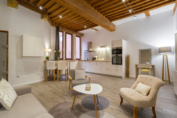Emplacement idéal, cet appartement de 46 m2 est situé au cœur du quartier histor Lyon, France Good Place!  Vieux Lyon : Charme, Confort & Calme Entire rental unit vacation rental 10975427