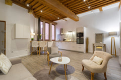 Emplacement idéal, cet appartement de 46 m2 est situé au cœur du quartier histor Lyon, France Good Place!  Vieux Lyon : Charme, Confort & Calme Entire rental unit vacation rental 10975427