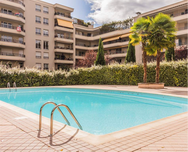 Un appartement spacieux de 50 m² avec accès à la piscine est à louer à La Villet Dubai, United Arab Emirates Appartement avec piscine et terrasse Part-Dieu Entire condo vacation rental 26893638