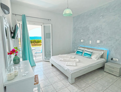 Best location for the lovers of peace and calm. less than 1 minute walk from the Greece Villa Zeta..by the sea..Golden Beach! " Delphini " Cycladic home vacation rental 41473517