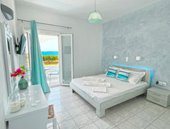 Best location for the lovers of peace and calm. less than 1 minute walk from the Greece Villa Zeta..by the sea..Golden Beach! " Delphini " Cycladic home vacation rental 41473517