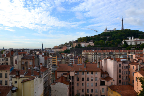 Appartement de 25m2, idéalement situé sur les pentes de la Croix Rousse, à 500m  Avallon, France Joli appartement sur les pentes de Croix Rousse Entire rental unit vacation rental 21844392