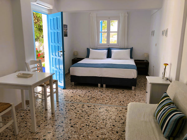 The Meltemi Studio for 2 adults and 1 child, has a kitchen, a bathroom, and a pr Paros, Greece Meltemi studio Entire rental unit vacation rental 3555745