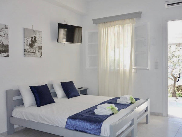 A studio apartment with an integrated kitchen/dining area that can accommodate u Greece Studio With Kitchen For 4  (Ios Centre) Free WiFi Entire rental unit vacation rental 18301265