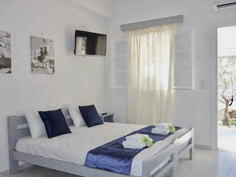 A studio apartment with an integrated kitchen/dining area that can accommodate u Greece Studio With Kitchen For 4  (Ios Centre) Free WiFi Entire rental unit vacation rental 18301265