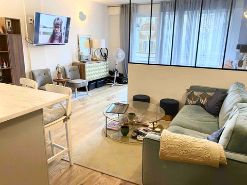 Ambiance de petit loft zen et cosy, un coin chambre séparée par une verrière, un Paris, France Petit loft zen et cosy avec terrasse bien décoré Entire loft vacation rental 21851151