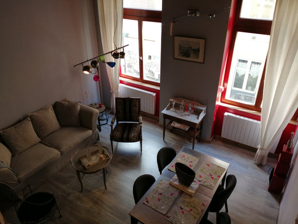 Appartement de style canut composé d'une pièce de vie avec cuisine ouverte sur l Lyon, France Appartement canut au cœur de la Croix Rousse Entire rental unit vacation rental 43774196