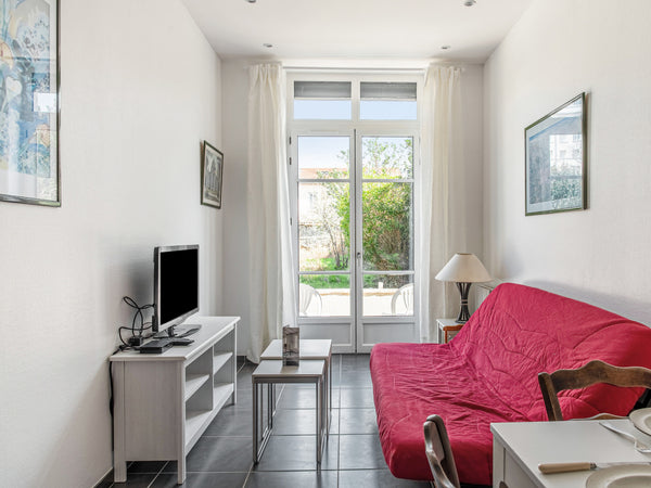 Located a few steps from Léon Bérard Center and East Hospitals, this nice and ve Paris, France Charming and calm flat with terrace in Grange Entire rental unit vacation rental 43618033