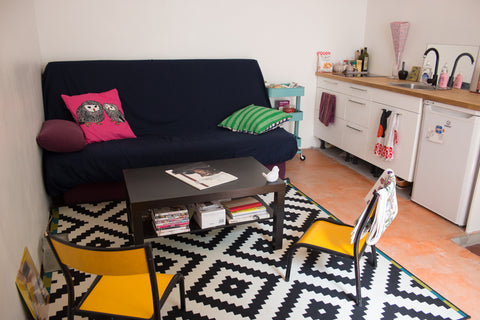 Appartement de 30m2 au fond d'une cour pavé et fleuri. Il offre toute la commodi Paris, France Charmant 2 pièces - Place d'Italie Entire rental unit vacation rental 3270626