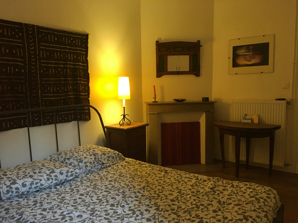 We only host women or couples. Both my daughter and myself speak French, English Paris, France Bedroom w/ private bathroom in pre-WW2 building Private room in rental unit vacation rental 16146328