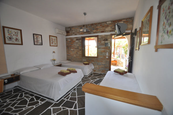 a lovely beautiful room for 4 people next to the sandy beach on the amazing isla Greece 4.2) Room for four people by the beach! Private room vacation rental 12036189