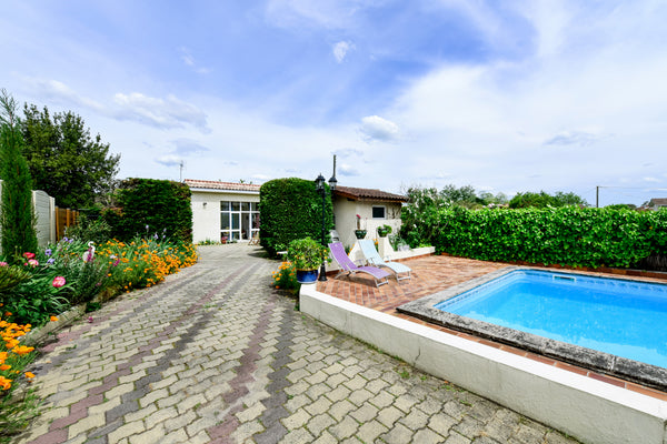 Quiet and bright studio opening on a nice garden with swimming pool<br /><br />D Bègles, France Studio 40m2 close to Bordeaux with free parking Entire vacation home vacation rental 4756782