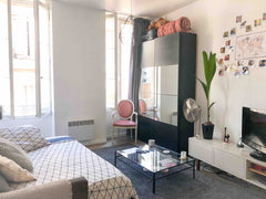 Grand studio situé en plein coeur du quartier des Chartrons, à moins de 100 mètr Béziers, France Grand studio en plein coeur des Chartrons Entire rental unit vacation rental 27853811