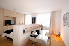 Suite de 28M²  vue sur jardin, une déco raffinée . Lit King Size, grand dressing  B&B Suites 124 Séréna 28M² Vue jardin Private room in bed and breakfast vacation rental 650428515005351501