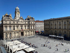 Appartement situé au coeur de la presqu'île place terreaux avec une vue sur l'en Lyon, France Appartement avec vue place terreaux Entire rental unit vacation rental 50082822