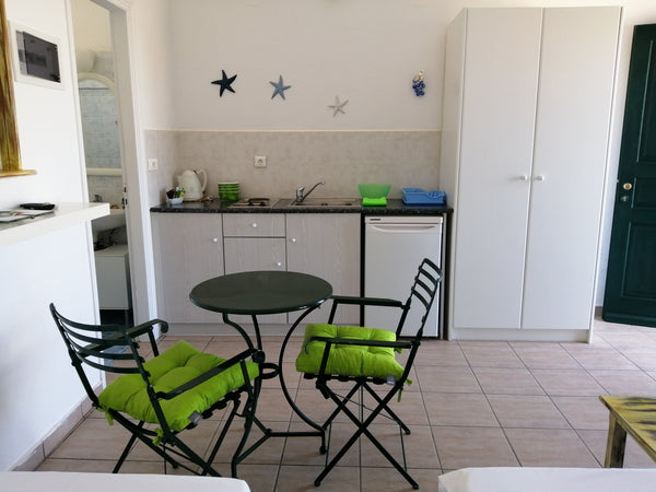Questo monolocale per 3 persone, arredato con classica semplicita', offre un ang Paros, Greece Casa Elea- Relax and Enjoy studio Entire serviced apartment vacation rental 36371396