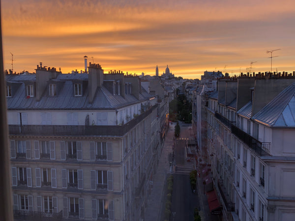 Studio charmant avec vue imprenable sur Montmartre, très lumineux toute la journ Paris, France Superbe studio au pied de Montmartre Entire rental unit vacation rental 17706332