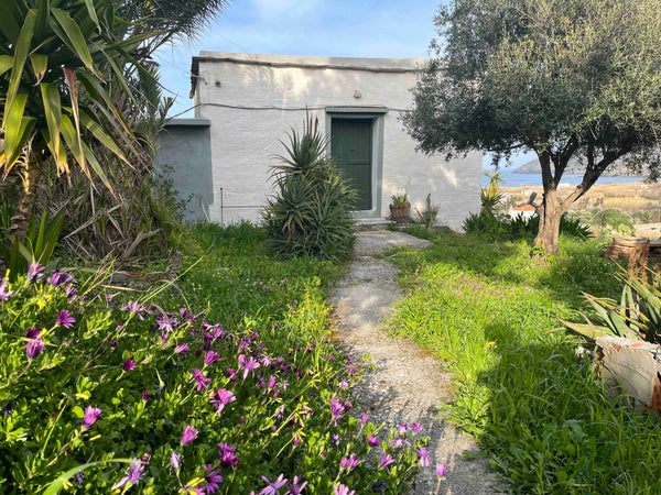 late 19th century little<br />house 3min from the<br />sea.<br /><br /><b>The sp Athens, Greece Chloros summer house Entire home vacation rental 648558949827710586