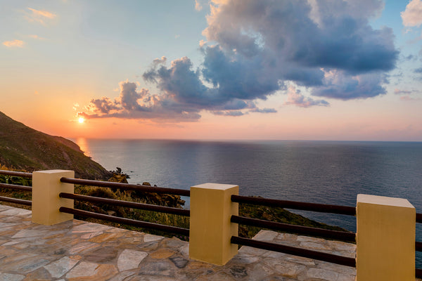 Escape to nature. An amazing pet friendly house, perched on a hill overlooking t Heraklion, Greece Endless Blue Entire home vacation rental 32905925