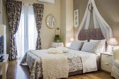 You can make a self check in  using the codes to the keypads.<br />A cozy new re Greece City stay  close to  the metro  "a charming flat" Entire rental unit vacation rental 7660473